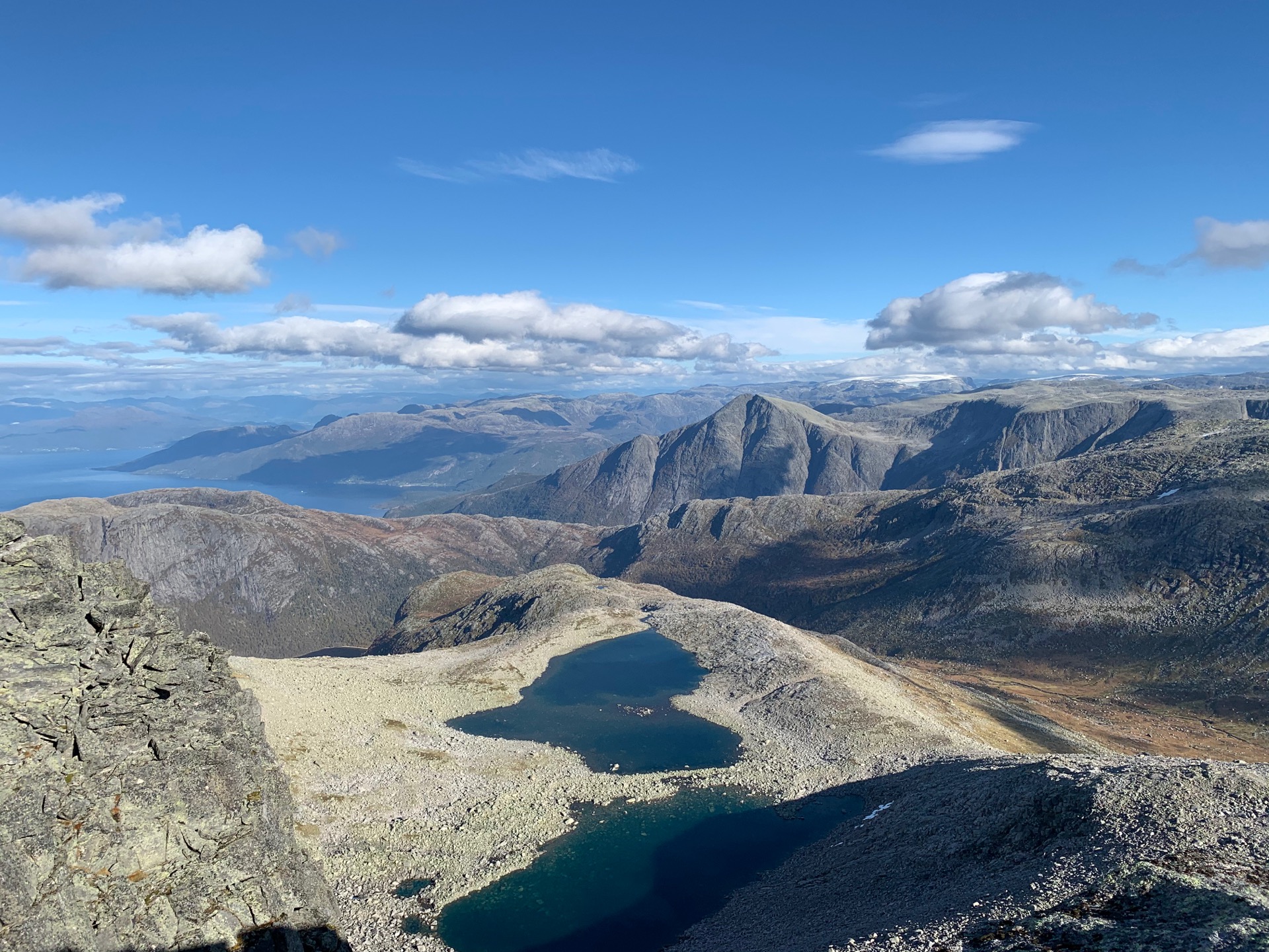 Spektakulær natur, inklusiv et vakkert, hjerteformet vann.