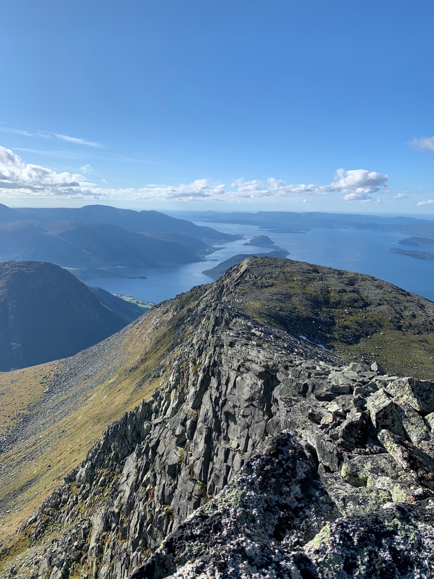 Sørsiden av toppen er bratt og dramatisk.